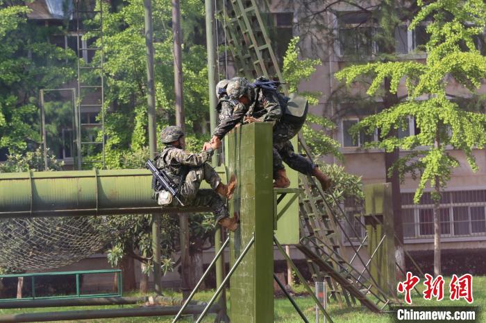 直击湖北武警战斗体能训练：硝烟弥漫“战”味浓