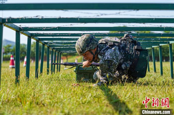 广西柳州武警官兵举行军事体育运动会“比武”