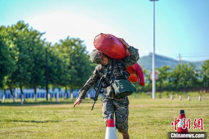 广西柳州武警官兵举行军事体育运动会“比武”