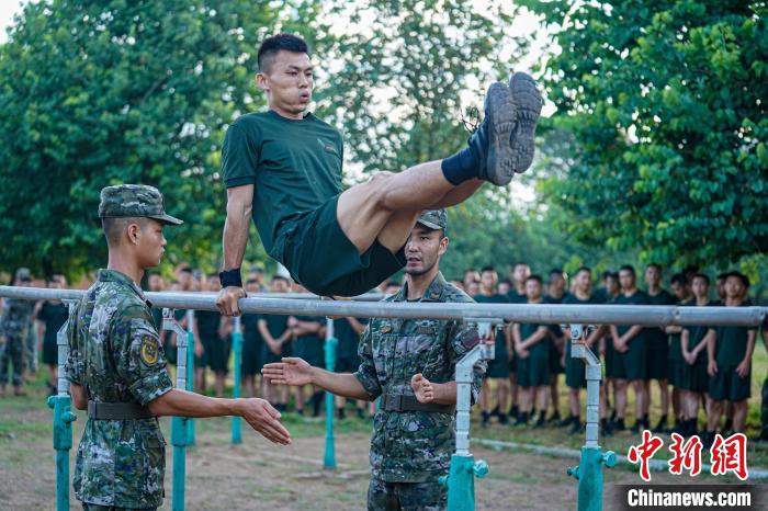 广西柳州武警官兵举行军事体育运动会“比武”