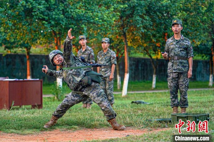 广西柳州武警官兵举行军事体育运动会“比武”