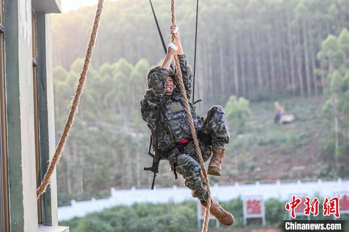 广西柳州武警官兵举行军事体育运动会“比武”