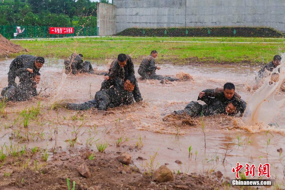 重庆武警：野外驻训砺精兵