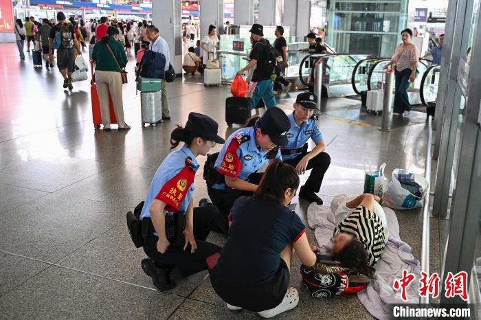 铁路警花的暑运日常：甘担旅客的“救急大使”