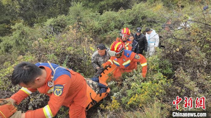 77岁老人被困深山 消警联手10小时两次进山搜救