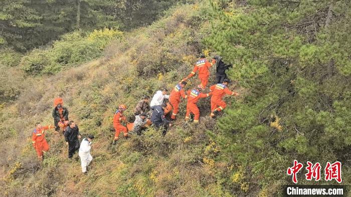 77岁老人被困深山 消警联手10小时两次进山搜救