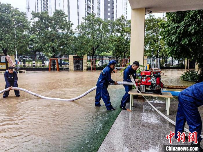 “潭美”致三亚内涝 消防紧急排涝除险