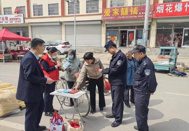 山东临沂费县公安局经侦大队会同县农村商业银行开展反假币宣传活动