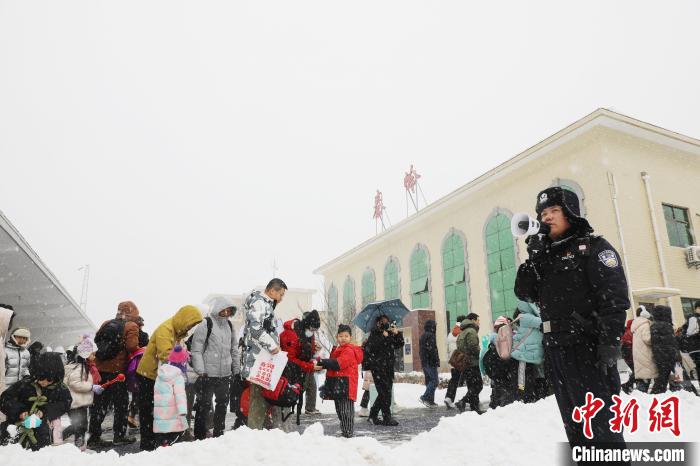 西安铁警迎战风雪 护航旅客平安