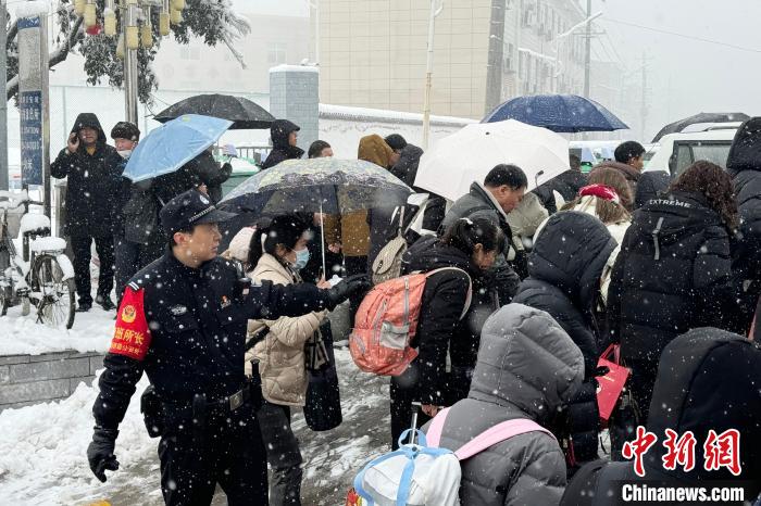 西安铁警迎战风雪 护航旅客平安