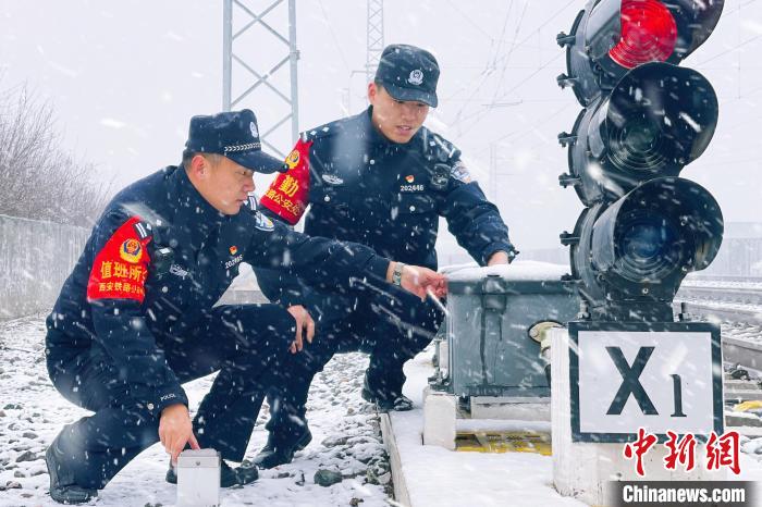 西安铁警迎战风雪 护航旅客平安