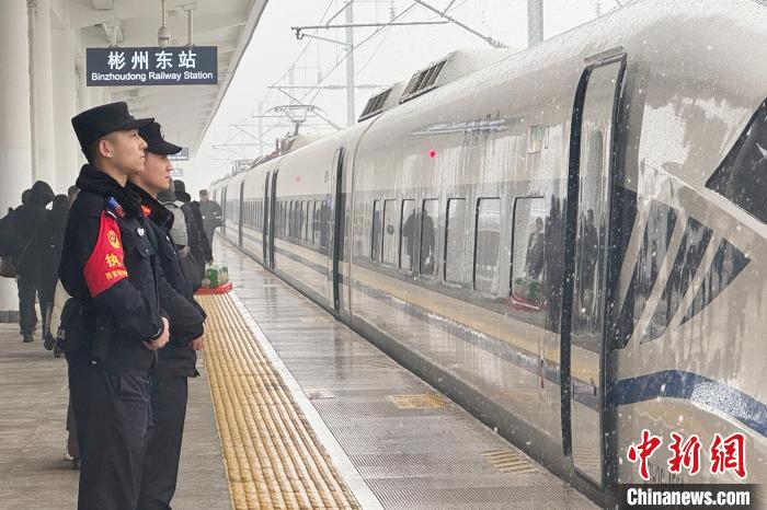 西安铁警迎战风雪 护航旅客平安