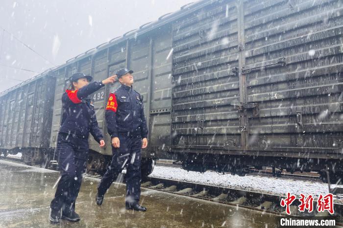 西安铁警迎战风雪 护航旅客平安