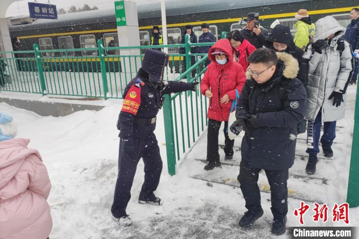 西安铁警迎战风雪 护航旅客平安