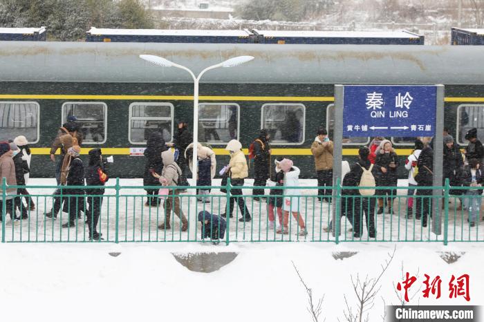 西安铁警迎战风雪 护航旅客平安