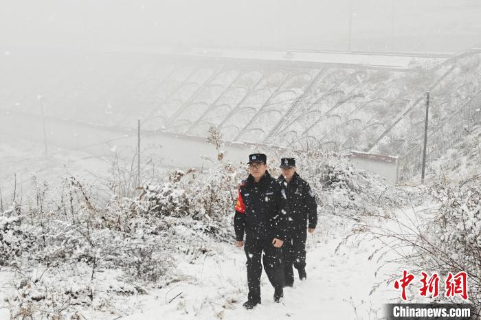 西安铁警迎战风雪 护航旅客平安