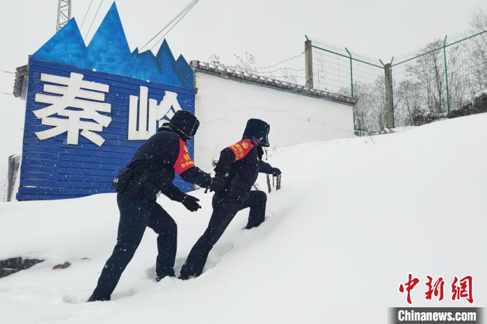 西安铁警迎战风雪 护航旅客平安