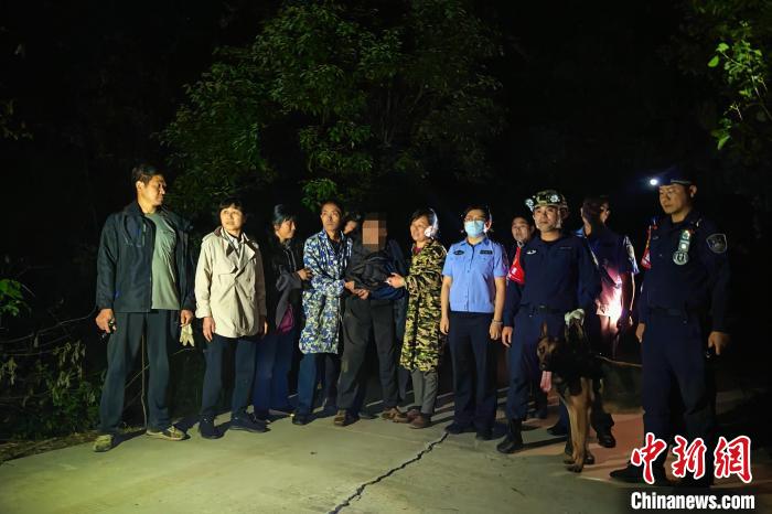 无人机与警犬深夜密林搜救 合肥公安4小时寻回走失老人