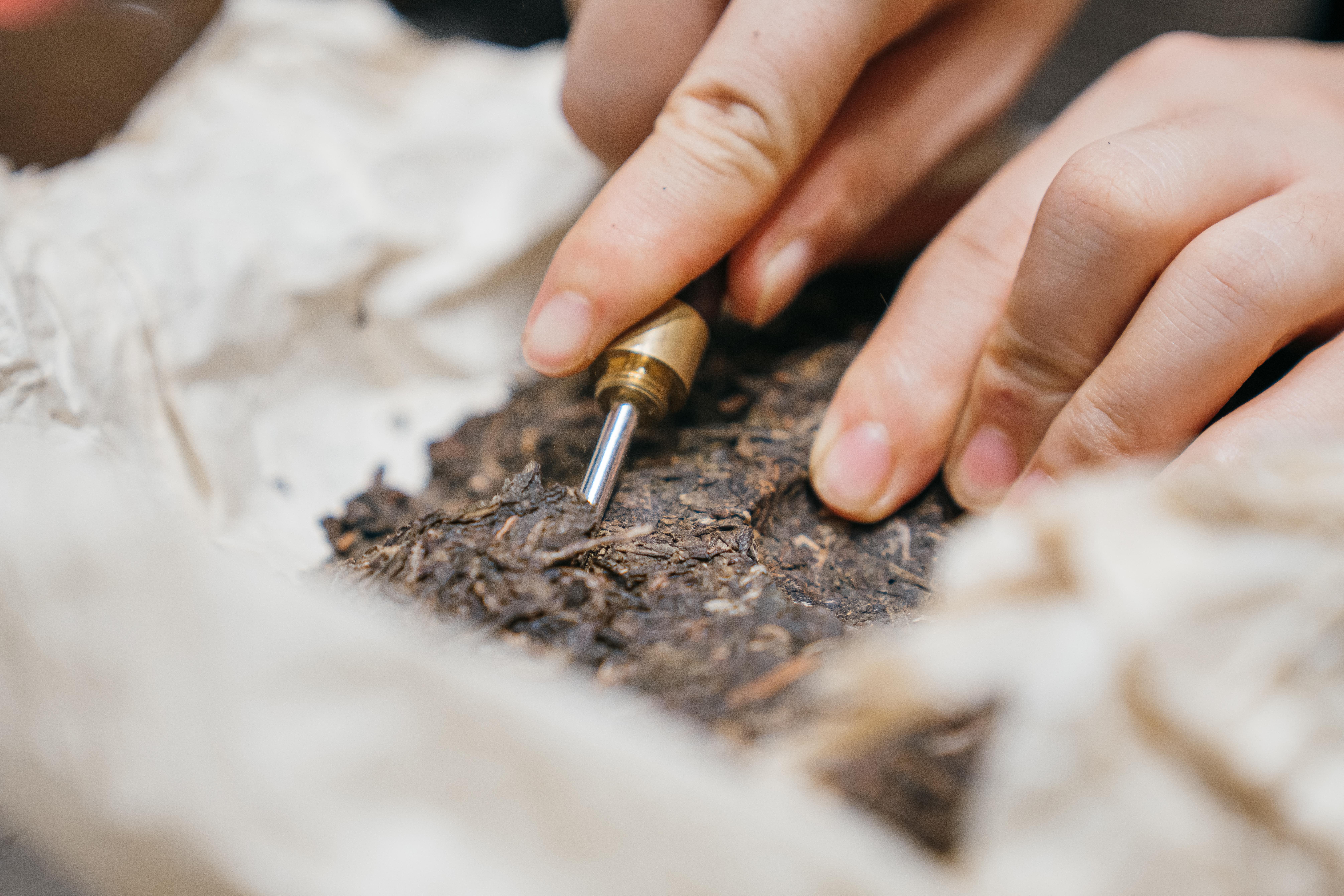 网购普洱茶饼无生产日期引发纠纷 法院：卖家退一赔十