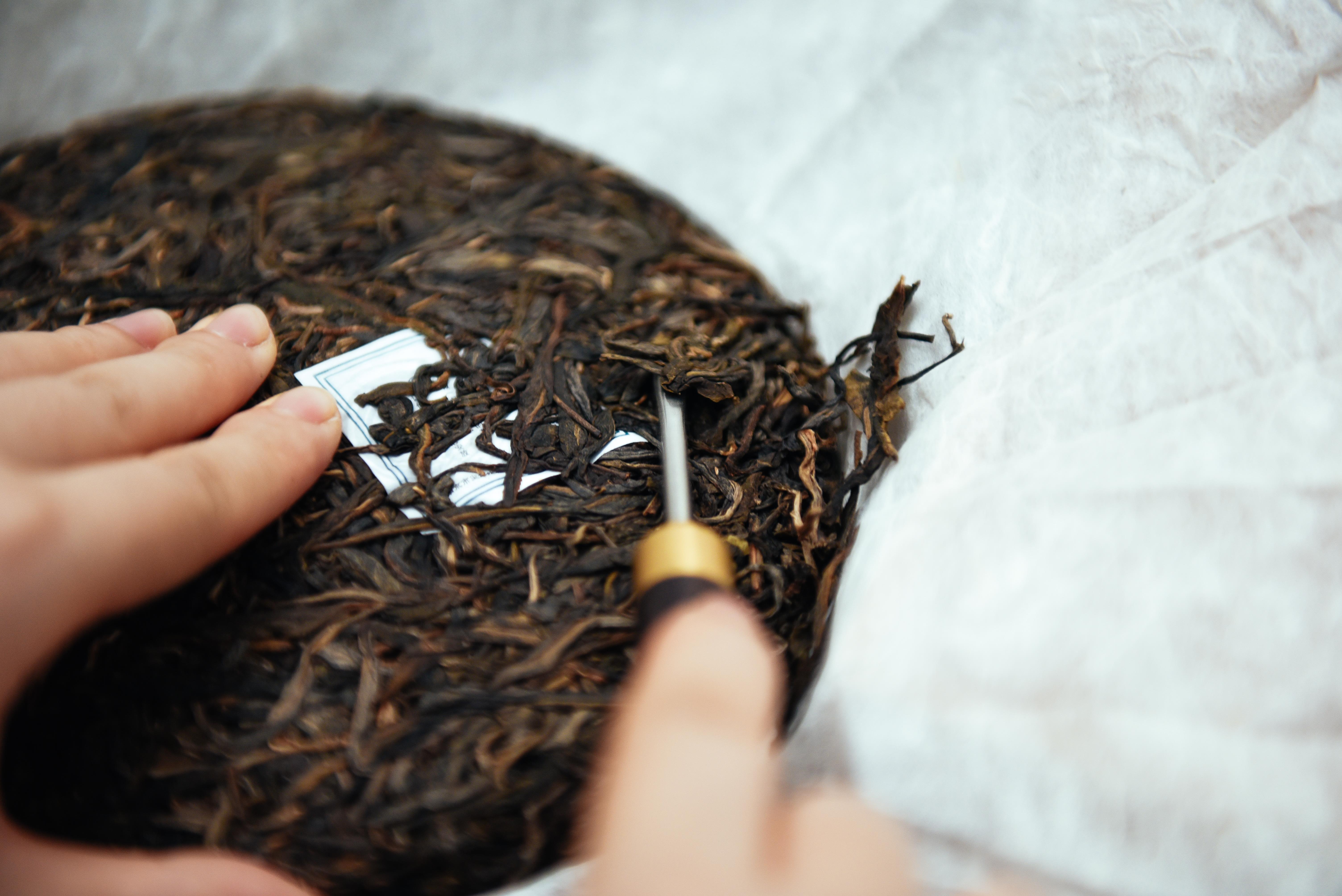 网购普洱茶饼无生产日期引发纠纷 法院：卖家退一赔十