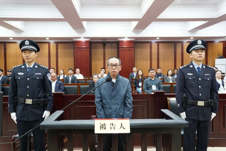 中信银行股份有限公司资产管理业务中心原副总裁罗金辉受贿案一审开庭