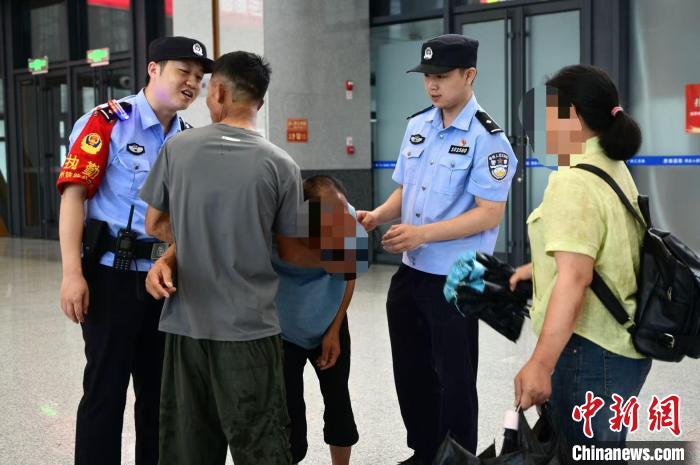 拾荒男子离家近13年未归 铁路民警助力其与家人团聚