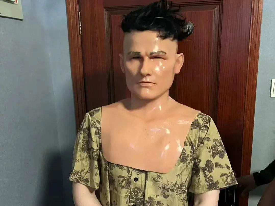 “变脸”大盗落网！硅胶面具难逃法眼