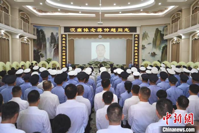 武汉交警蒋仲超受伤昏迷12天后因公牺牲