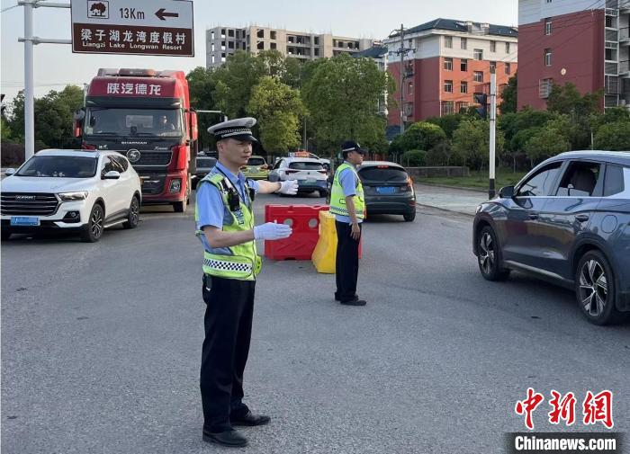 武汉交警蒋仲超受伤昏迷12天后因公牺牲
