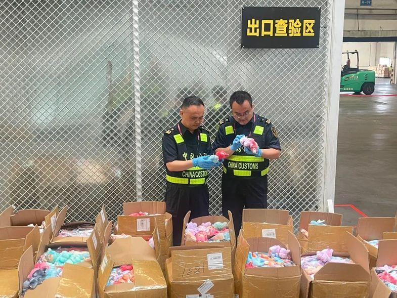 郑州海关查获涉嫌侵权玩偶挂件2408件