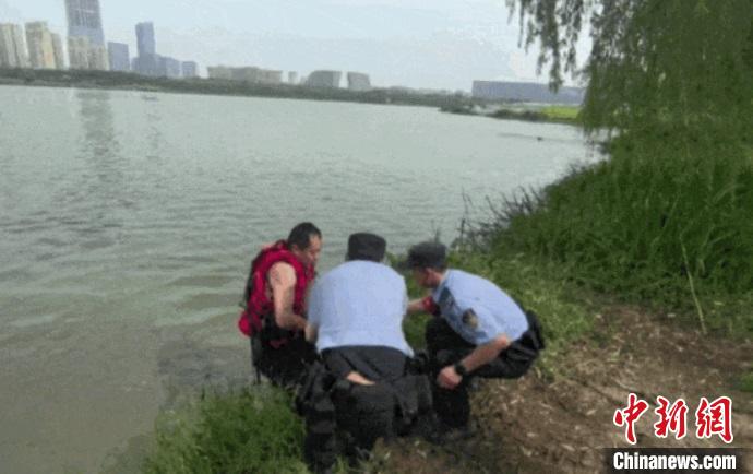 生死瞬间！合肥54岁民警纵身一跃营救落水老人