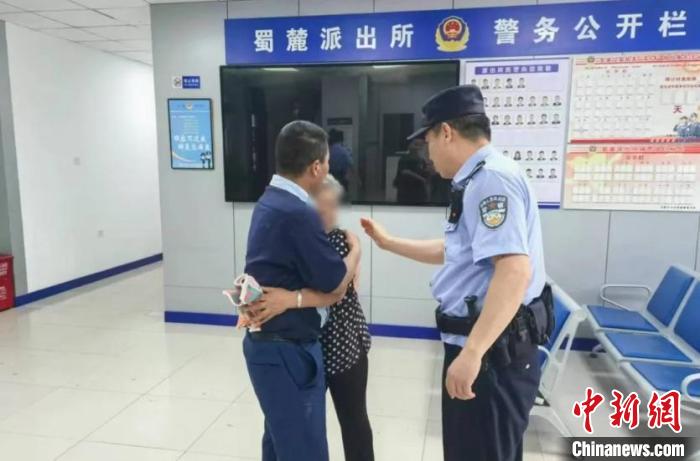 生死瞬间！合肥54岁民警纵身一跃营救落水老人