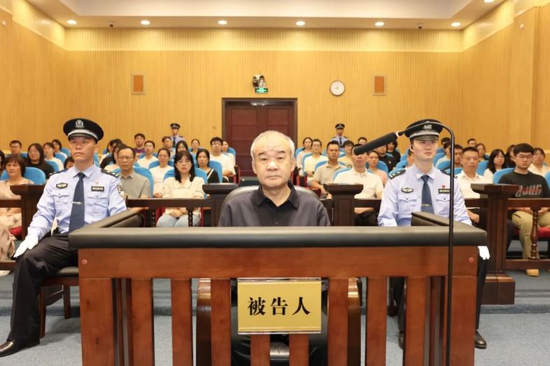 新疆维吾尔自治区政协原副主席窦万贵一审被判死缓