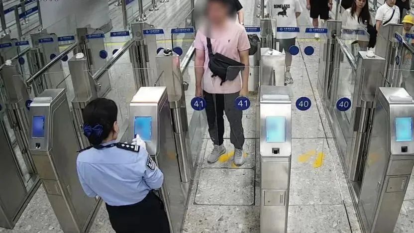 冒用双胞胎哥哥出入境证件企图蒙混过关 被当场识破→