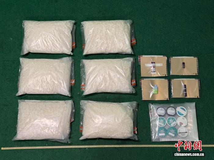 香港海关在机场查获大批怀疑毒品及违禁品 市值约1200万港元