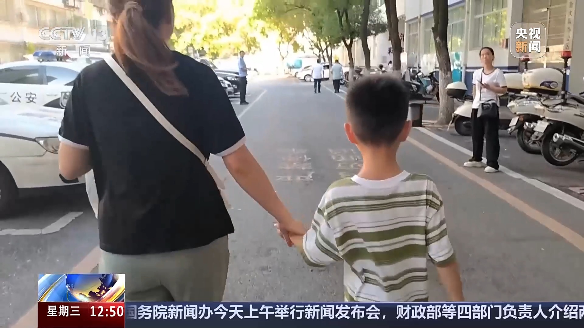 法治在线丨危险！电动车“组装”公园长椅 少年竟如此出行
