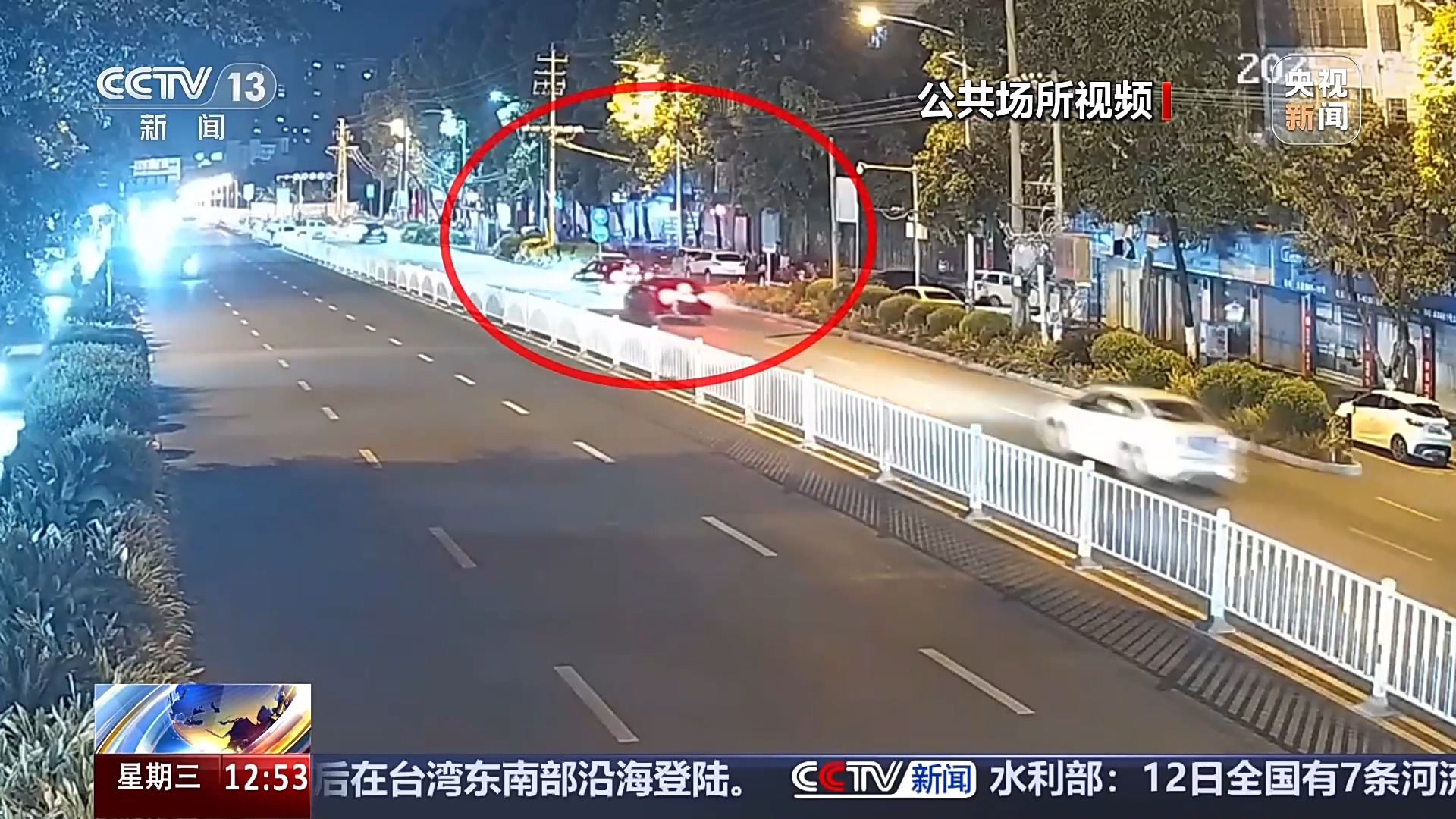 法治在线丨危险！电动车“组装”公园长椅 少年竟如此出行