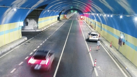 隧道内突发幽闭恐惧症女子弃车步行引热议 特殊路况下的驾驶能力该被一票否决吗？