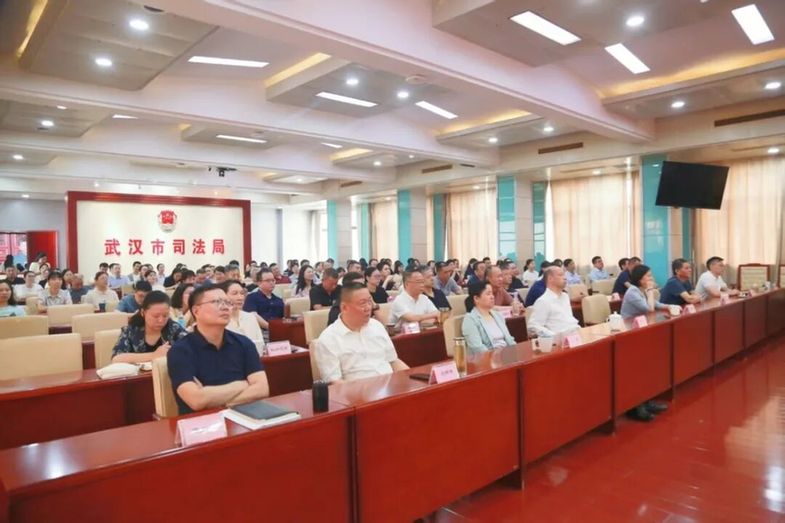 武汉市司法局系统干警职工观看纪念中国人民抗日战争暨世界反法西斯战争胜利80周年大会