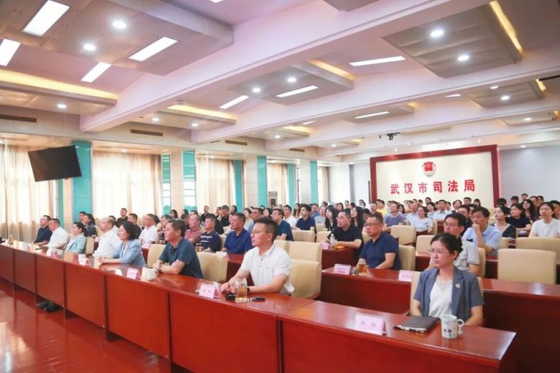 武汉市司法局系统干警职工观看纪念中国人民抗日战争暨世界反法西斯战争胜利80周年大会