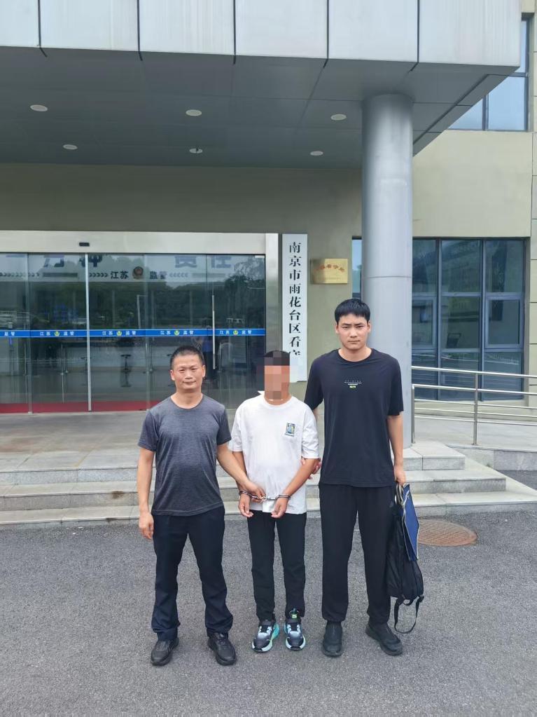 拍案｜含着烟头吃面！“碰瓷式维权”怎么治？