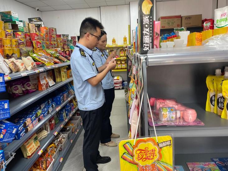 拍案｜含着烟头吃面！“碰瓷式维权”怎么治？