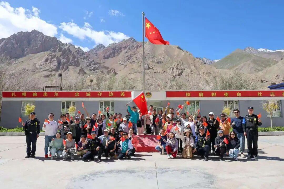 排依克边境派出所先进事迹发布仪式专题节目《花儿为什么这样红》今晚播出