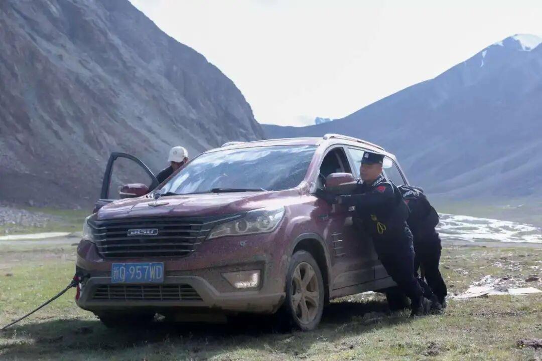 排依克边境派出所先进事迹发布仪式专题节目《花儿为什么这样红》今晚播出