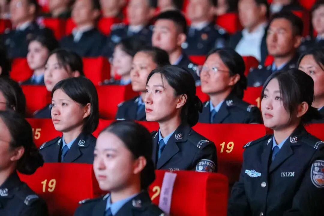 排依克边境派出所先进事迹发布仪式专题节目《花儿为什么这样红》今晚播出