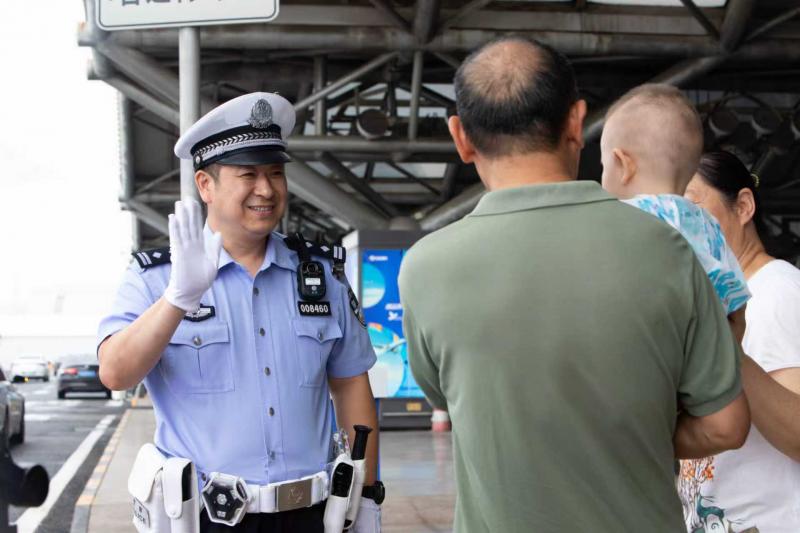 首都机场交警于宝:“科技+机制”创新优化多项便民举措