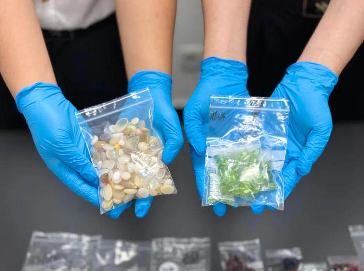 1名旅客携带10973颗宝石进境 广州海关现场查获