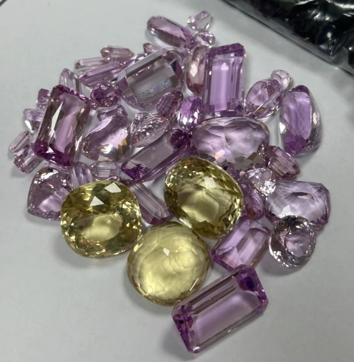 1名旅客携带10973颗宝石进境 广州海关现场查获