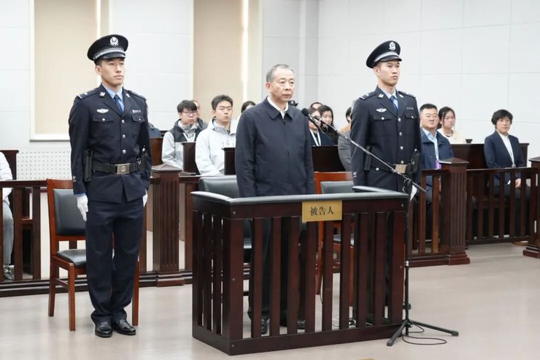 黑龙江省人大常委会原党组成员、副主任李显刚受贿、贪污案一审宣判