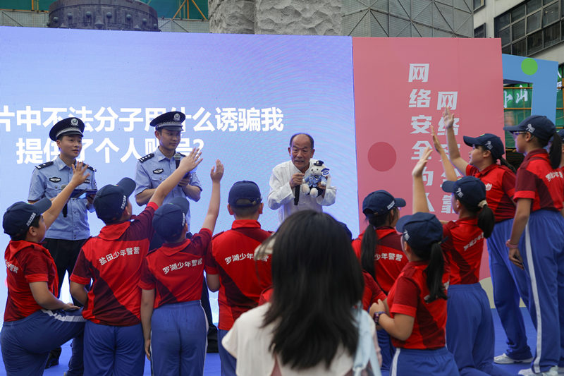 宣传网络安全,深圳警方请市民现场识谣辨骗 宣传网络安全,深圳警方请市民现场识谣辨骗
